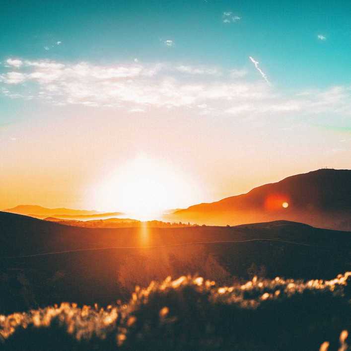 photo d'un paysage avec un lever de soleil