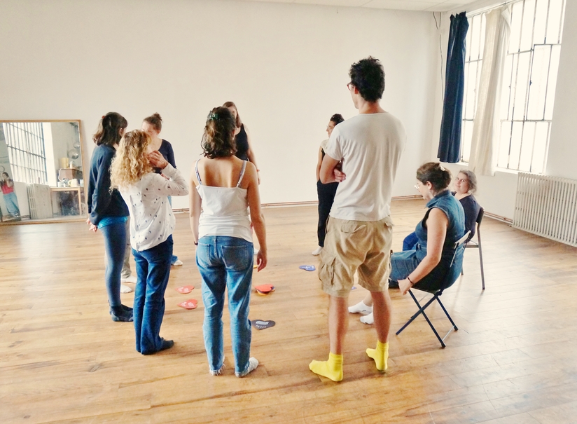 photo d'un groupe en cercle pour chanter